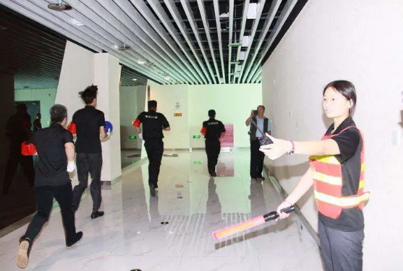 保定消防工程公司：商場(chǎng)發(fā)生火災(zāi)如何逃生？做好這四點(diǎn)！